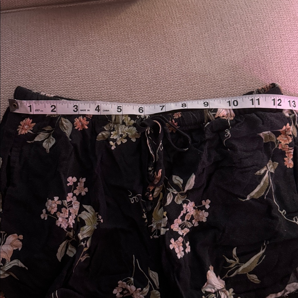 Brandy Melville Stretchy Floral Shorts - Picture 5 of 7